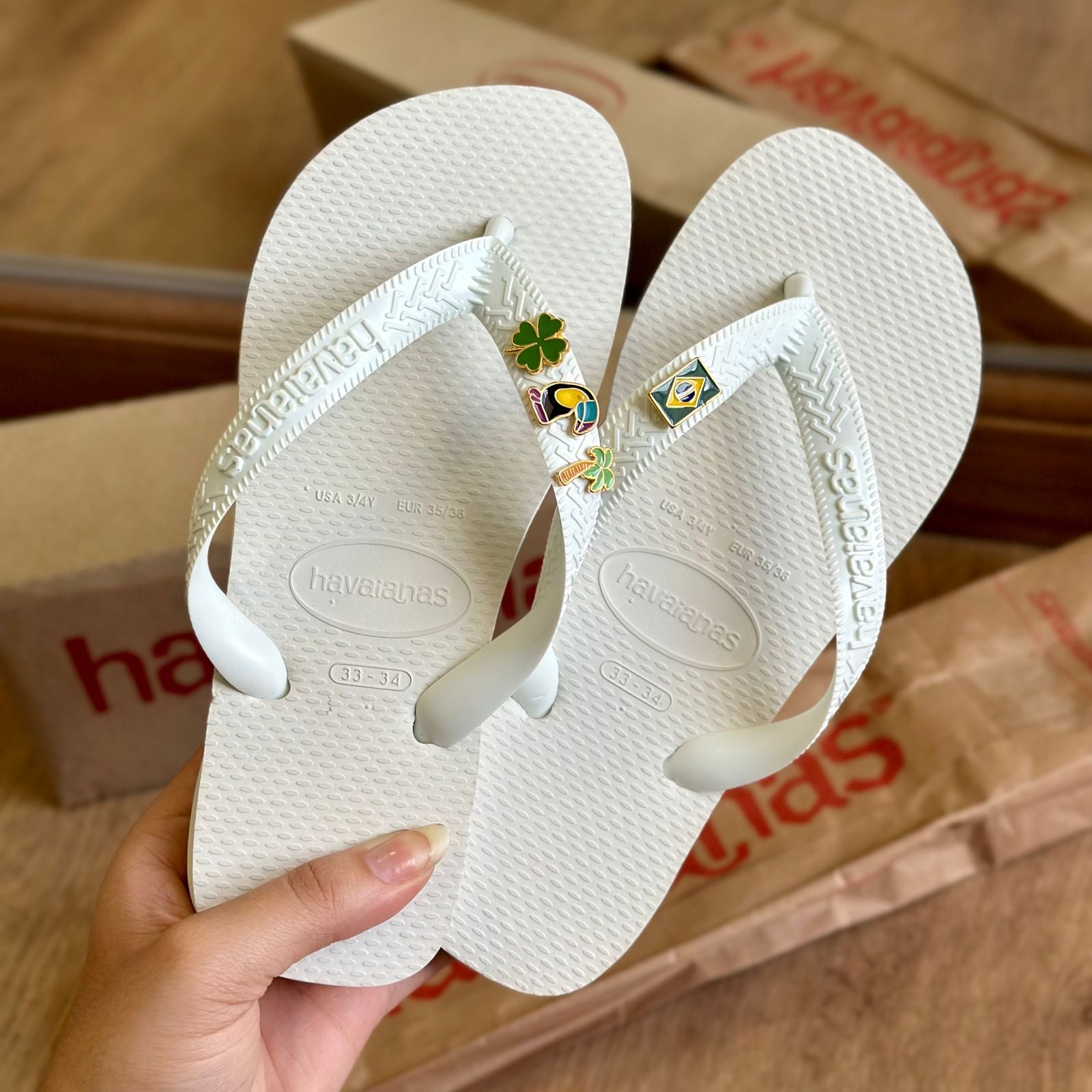 Havaianas Top (Branco) + Pingente Trevo, Tucano, Coqueiro e Brasil ...