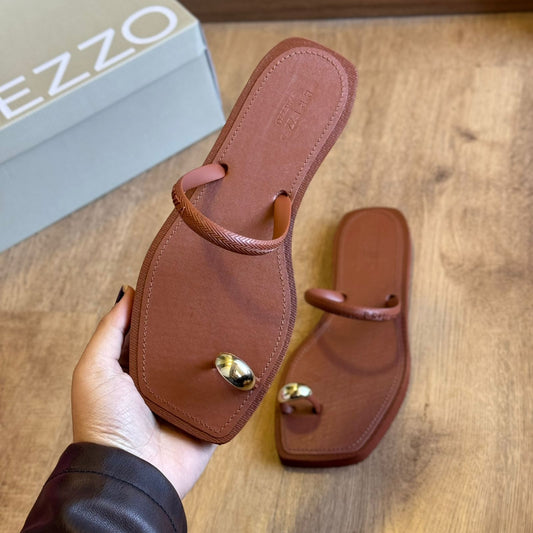 Sandália Arezzo Rasteira Brizza Detalhe Dourado no Dedo Z191730001