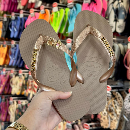 Chinelo Havaianas Top + Placa Logo + Pin Capivara