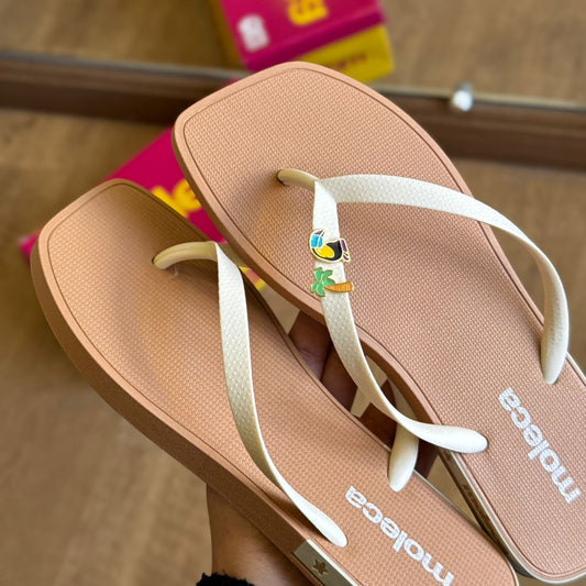 Chinelo de Dedo Moleca Detalhes da Marca 5552.200 + Pin Tucano e Coqueiro