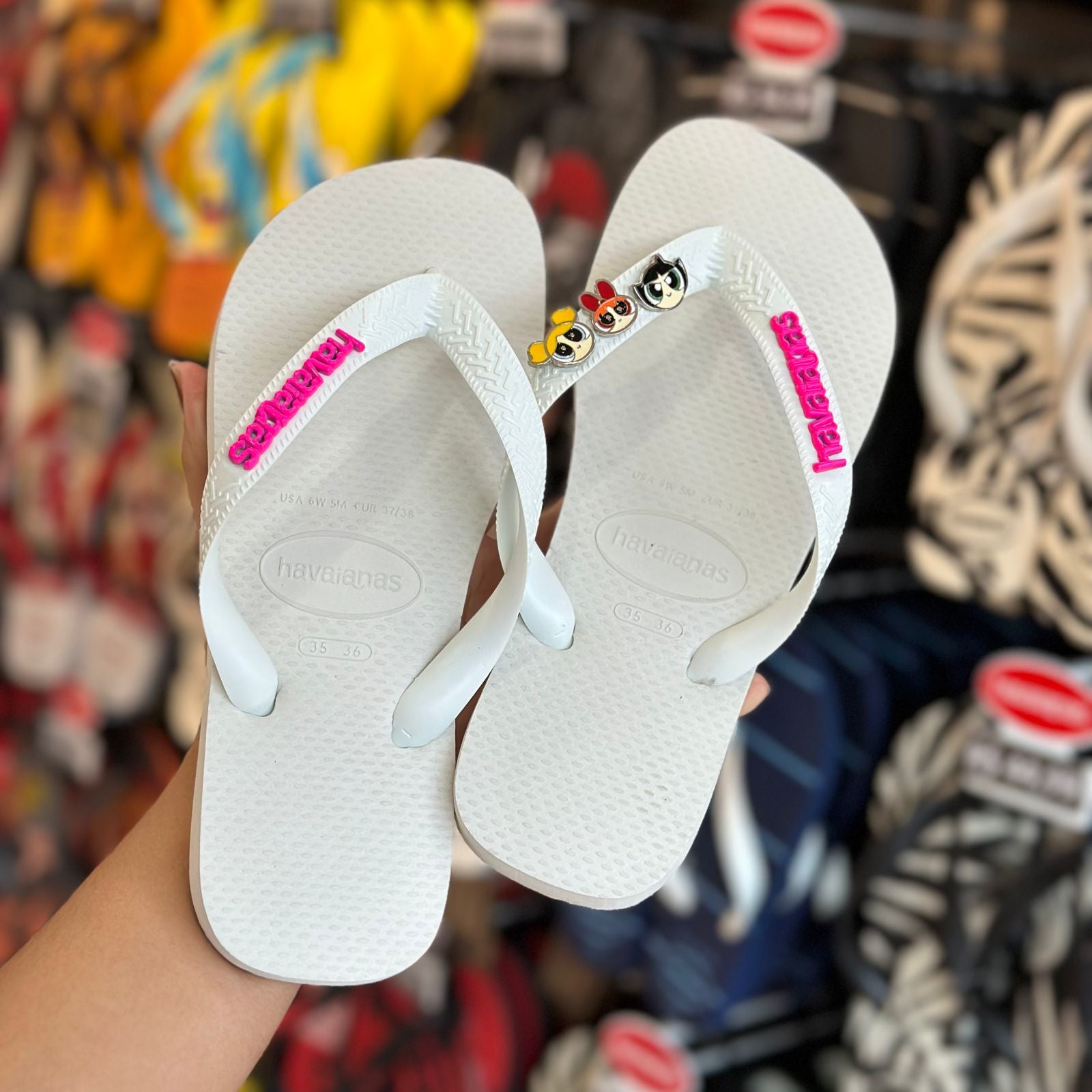 Havaianas Top (Branco) Placa Logo Pin Meninas Super Poderosas