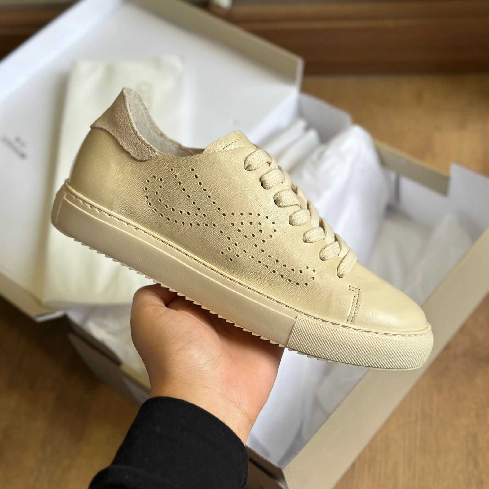 Tênis Arezzo Couro A Perfuração A116560018 – Armazém dos Chinelos