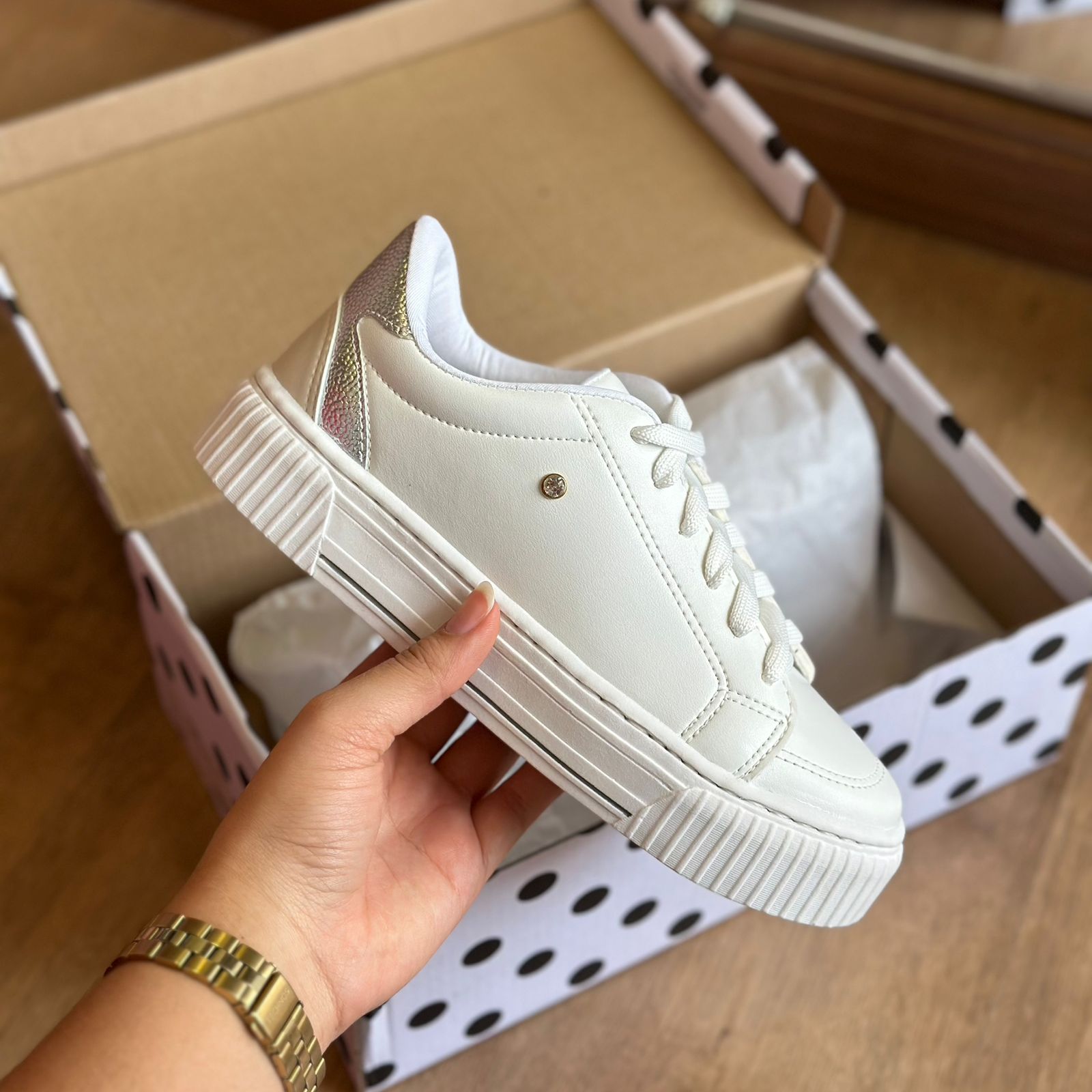 Tenis com pedraria branco fashion