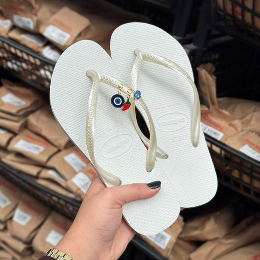 Havaianas slim (Branco) + pin olho grego, pimenta e mão de Fátima