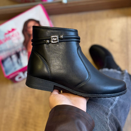 Bota Dakota de Cano Curto Detalhe da Marca DA923