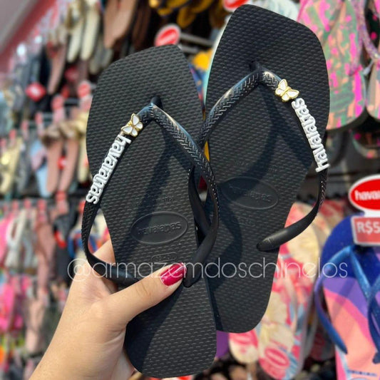 Havaianas Square (Preto) + Pingente Placa e borboleta - Armazém dos Chinelos