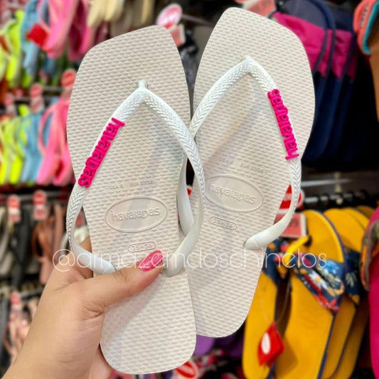 Havaianas Slim Square (Branco) + Pingente Placa Logo - Armazém dos Chinelos  