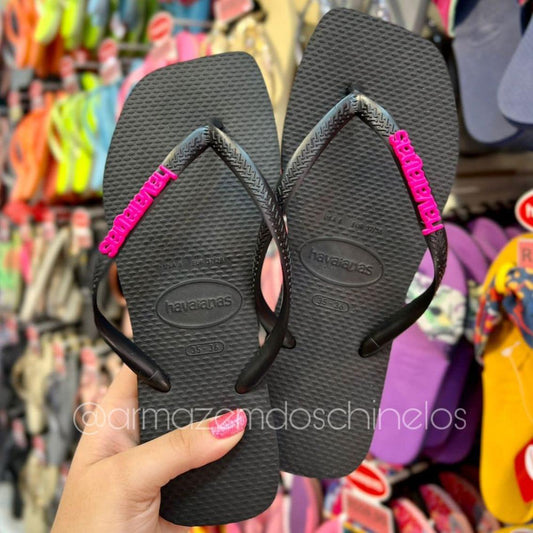 Havaianas Slim Square (Preto) + Pingente Placa Logo - Armazém dos Chinelos