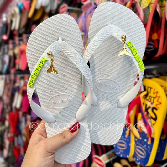 Havaianas Top (Branco) + Pingente placa logo e Pingente sereia - Armazém dos Chinelos