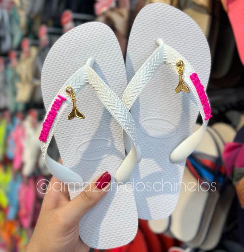 Havaianas Top (Branco) + Pingente placa logo e Pingente sereia - Armazém dos Chinelos