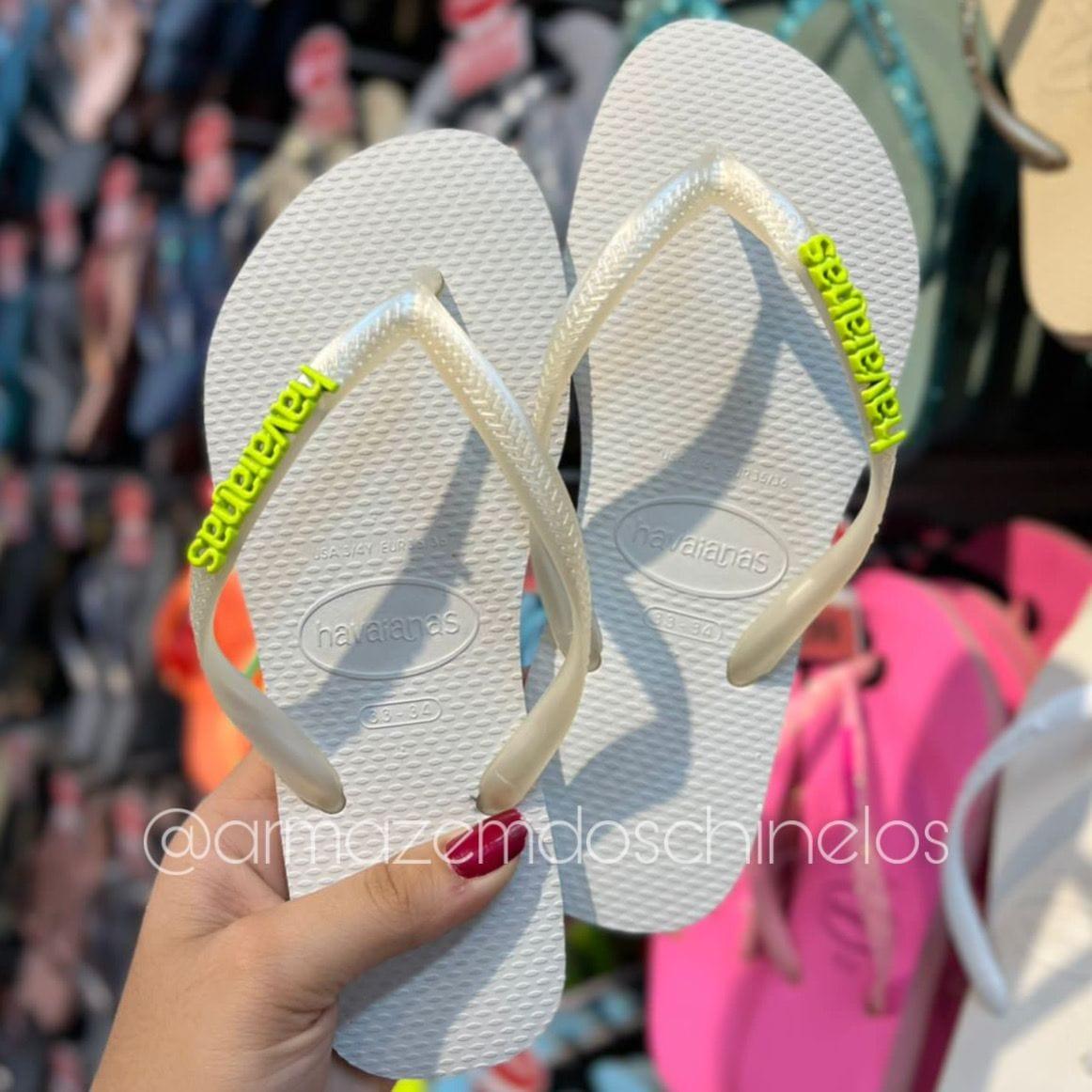 Havaianas Sllim + Pingente Placa (Branco) - Armazém dos Chinelos