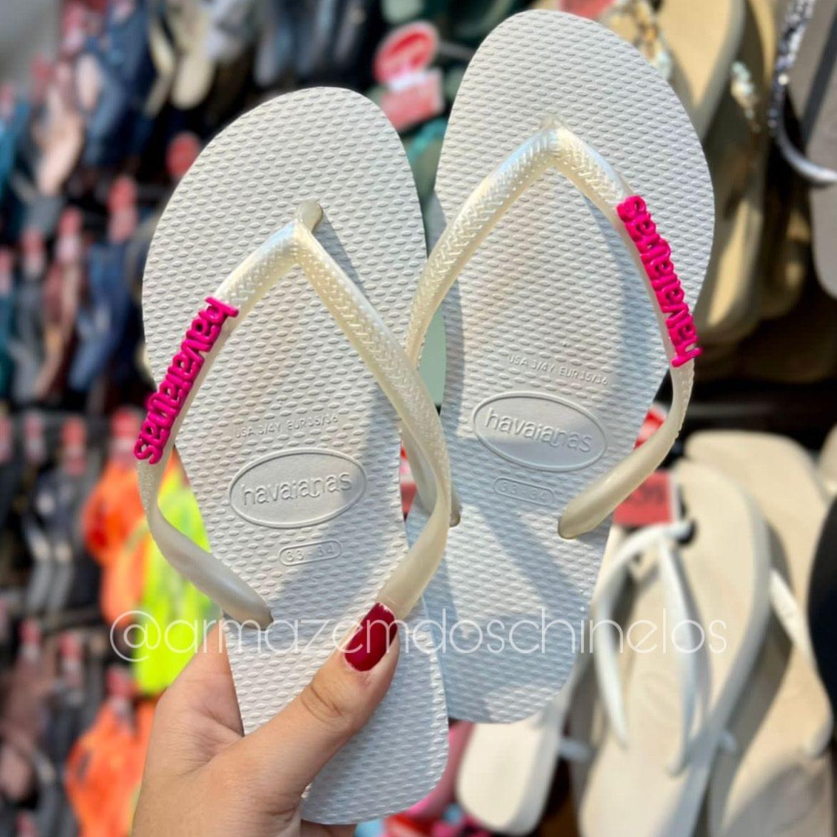 Havaianas Sllim + Pingente Placa (Branco) - Armazém dos Chinelos