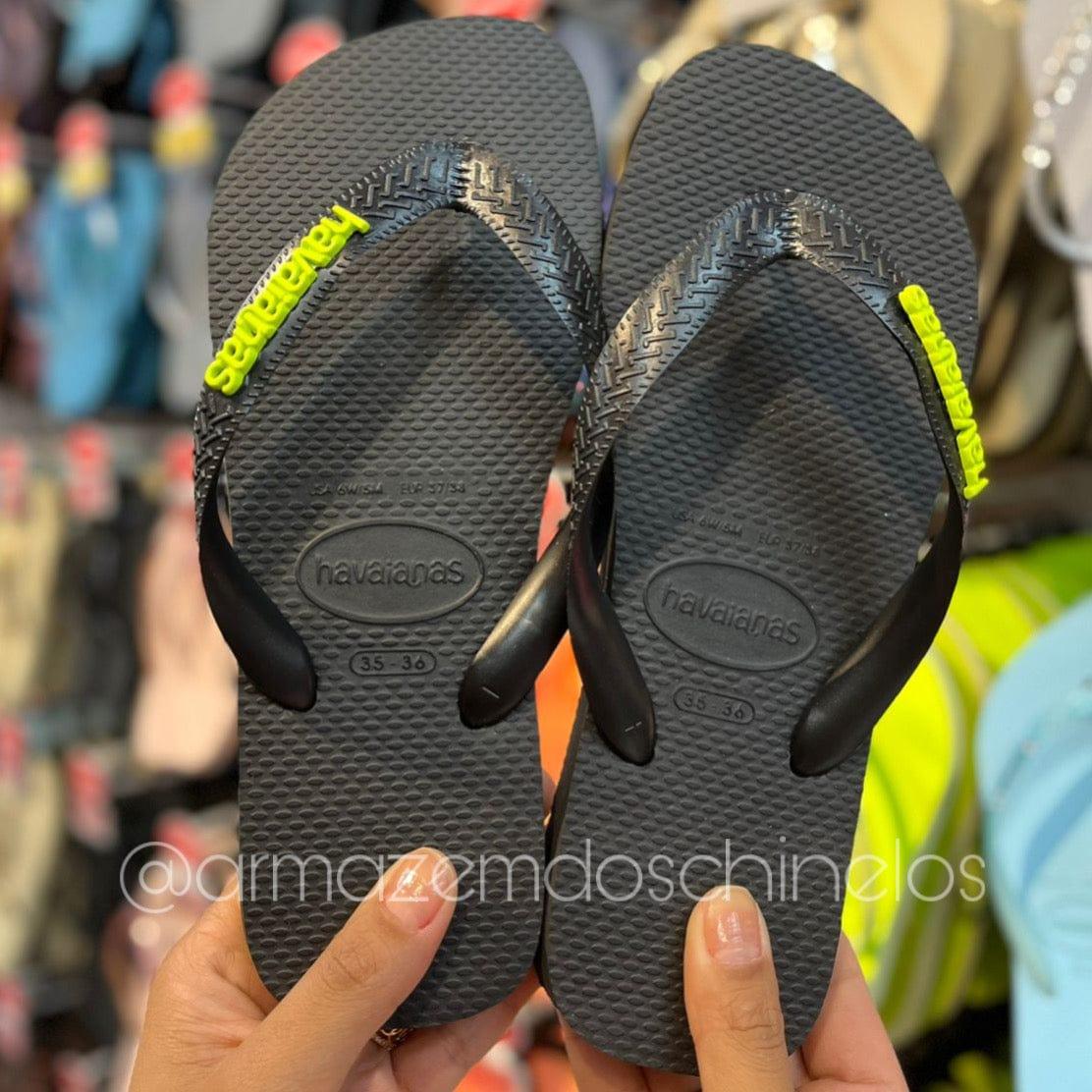 Havaianas Top (Preto) + Pingente Placa Logo - Armazém dos Chinelos