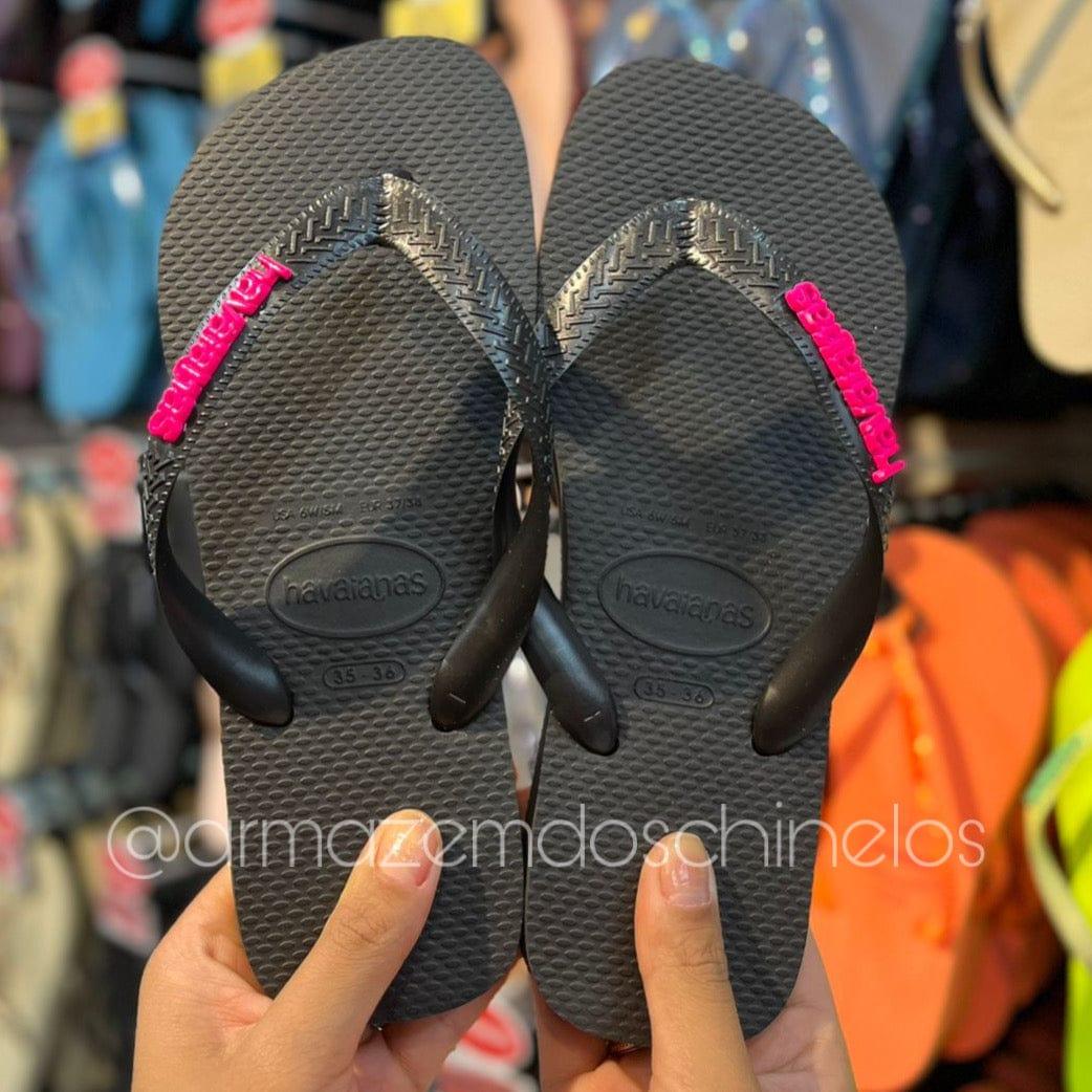 Havaianas Top (Preto) + Pingente Placa Logo - Armazém dos Chinelos