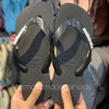 Havaianas Top (Preto) + Pingente Placa Logo - Armazém dos Chinelos