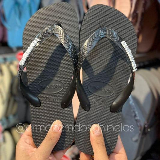 Havaianas Top (Preto) + Pingente Placa Logo - Armazém dos Chinelos