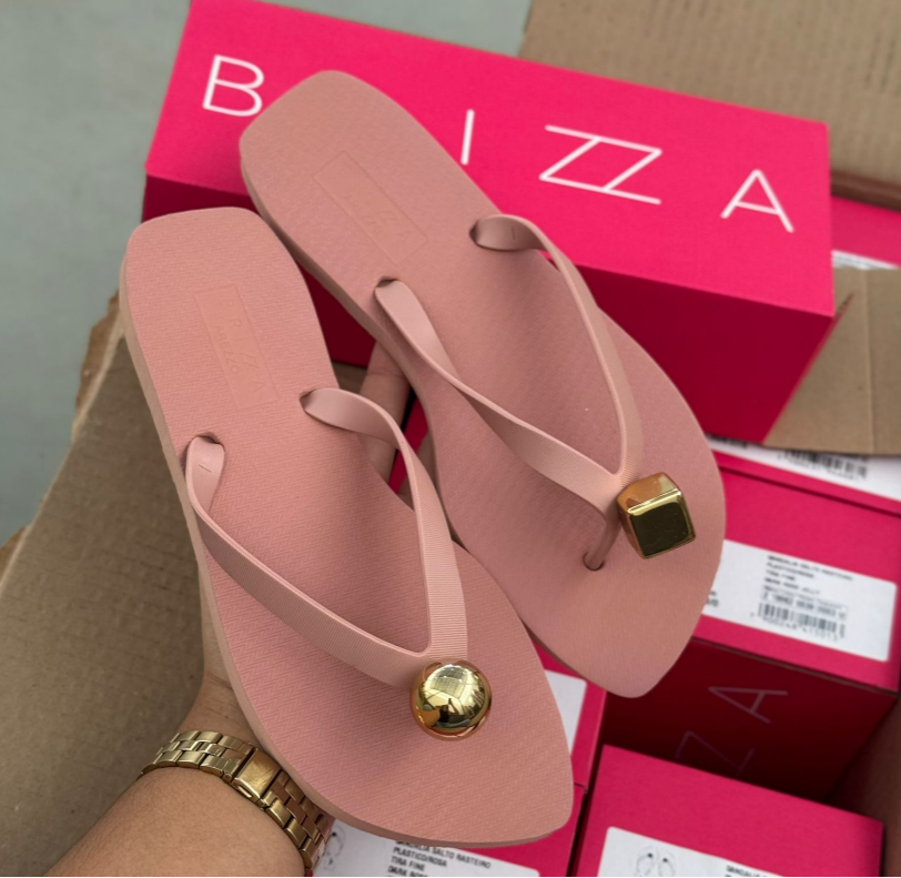 Arezzo Detalhe Dourado na Tira