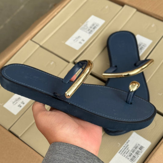 Sandalia Rasteira Arezzo Detalhe Dourado no Dedo Z191790001