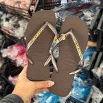 Havaianas Square + Pin Mickey e Minnie + Placa Logo