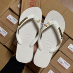 Havaianas Top + Placa Logo + Pins Fiho, Filha e Cachorrinho