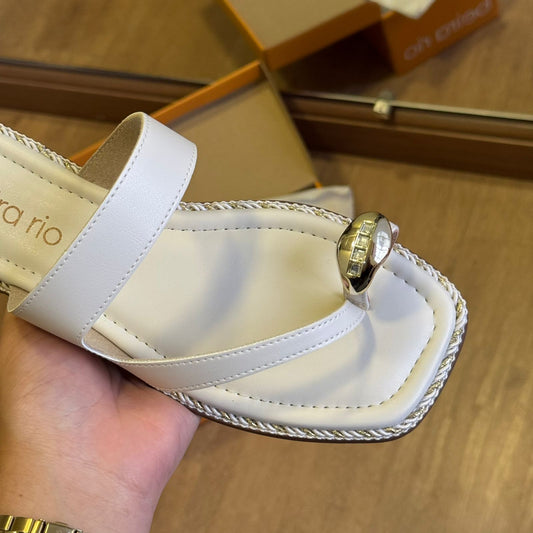 Sandália Beira Rio Rasteira Detalhe Dourado no Dedo 8506.209