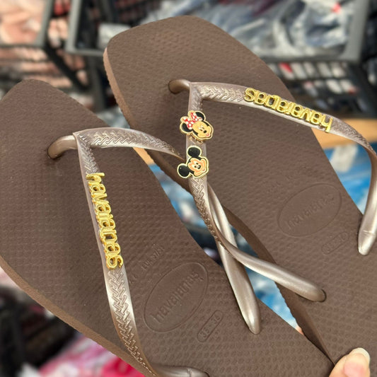 Havaianas Square + Pin Mickey e Minnie + Placa Logo