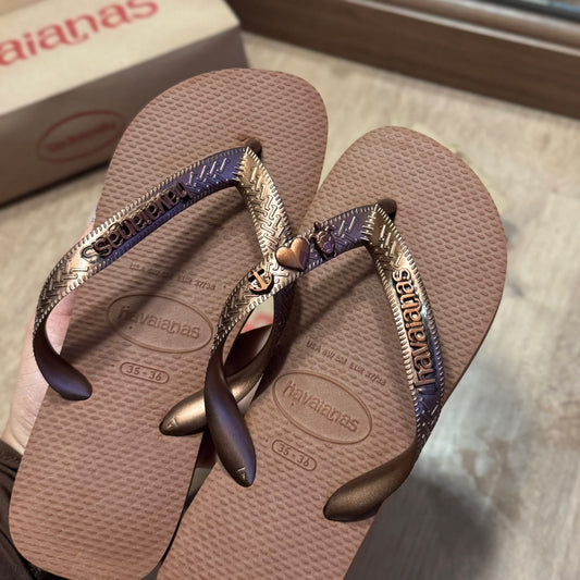 Havaianas Top + Placa Logo Marrom + Pin Tartaruga + Pin Âncora + Pin Coração