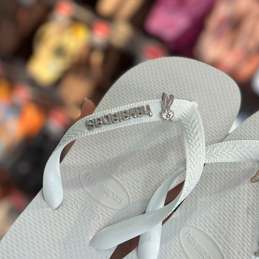 Havaianas Top (Branco) + Pin Pernalonga e Lola Bunny