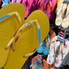Havaianas Slim + Placa Logo Dourado + Pin Tartaruga e Estrela do Mar