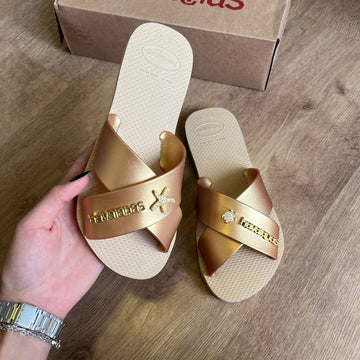 Havaianas Rasteirinha Aqua Metallic + Placa Logo + Pin Estrela e Tartaruga