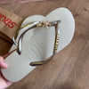 Havaianas Slim + Placa Logo Dourado + Pin Tartaruga e Estrela do Mar