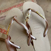 Havaianas Slim + Placa Logo Dourado + Pin Tartaruga e Estrela do Mar