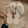 Havaianas Slim + Placa Logo Dourado + Pin Tartaruga e Estrela do Mar