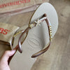 Havaianas Slim + Placa Logo Dourado + Pin Tartaruga e Estrela do Mar