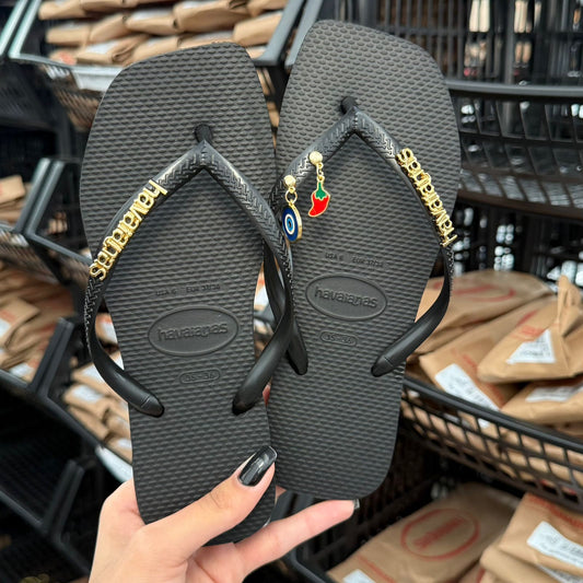 Havaianas Slim Square + Placa Logo + Pin Olho Grego e Pimenta