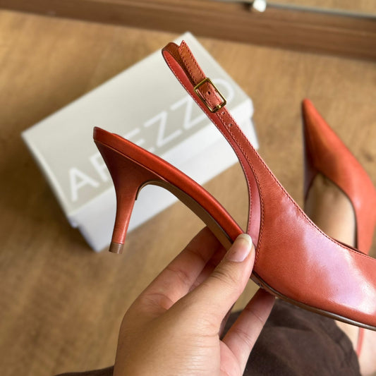 Scarpin Arezzo Camurça Salto Kitten Slingback A138550002