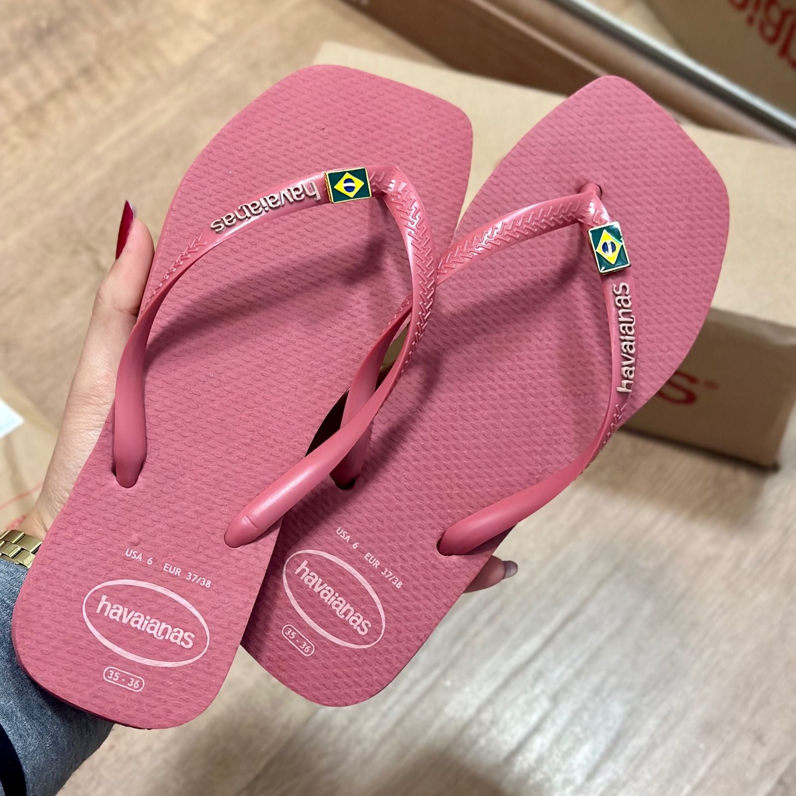 Havaianas Slim Square Logo Pop Up + Pingente Brasil – Armazém dos Chinelos