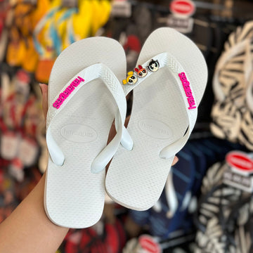 Havaianas Top (Branco) + Placa Logo + Pin Meninas Super Poderosas