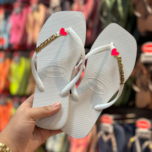 Havaianas Slim Square + Placa Logo Dourado + Pin Coração Rosa