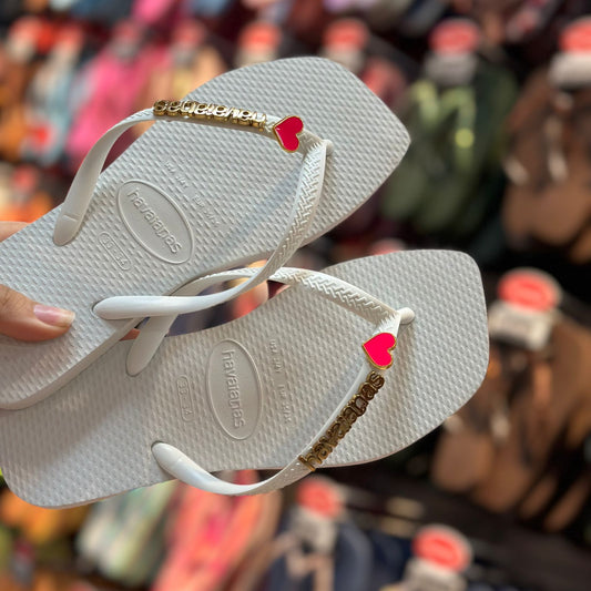 Havaianas Slim Square + Placa Logo Dourado + Pin Coração Rosa