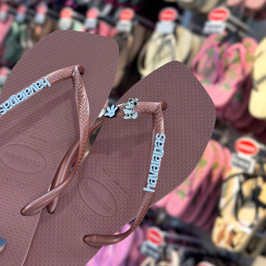 Havaianas Slim Square + Pin Placa Logo + Pin Personagens Disney + Pin Luva Mickey