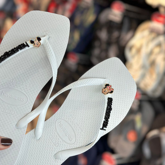 Havaianas Slim Square (Branco) + Placa Logo Preto + Pin Disney