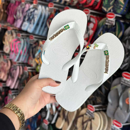 Havaianas Brasil + Placa Logo + Pin Tucano e Coqueiro