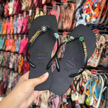 Havaianas Slim Square + Placa Logo + Pin Kombi, Tucano, Coqueiro, Trevo e Olho Grego Azul Fixo