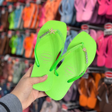 Havaianas Slim Square Glitter Neon + Pin Estrela do Mar e Tartaruga