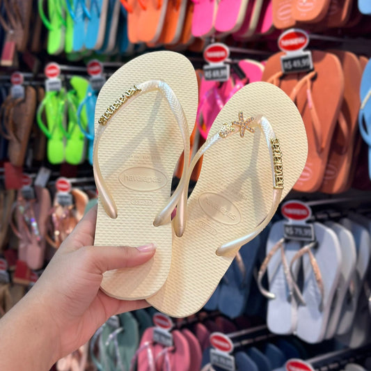 Havaianas Slim + Placa Logo Dourado + Pin Tartaruga e Estrela do Mar