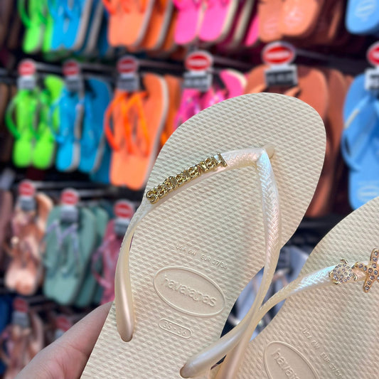 Havaianas Slim + Placa Logo Dourado + Pin Tartaruga e Estrela do Mar