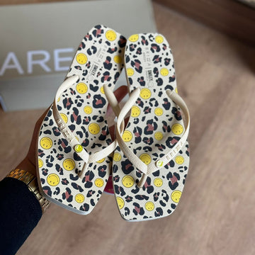 Chinelo de Dedo Arezzo Essential Brizza Smiley Z190260085