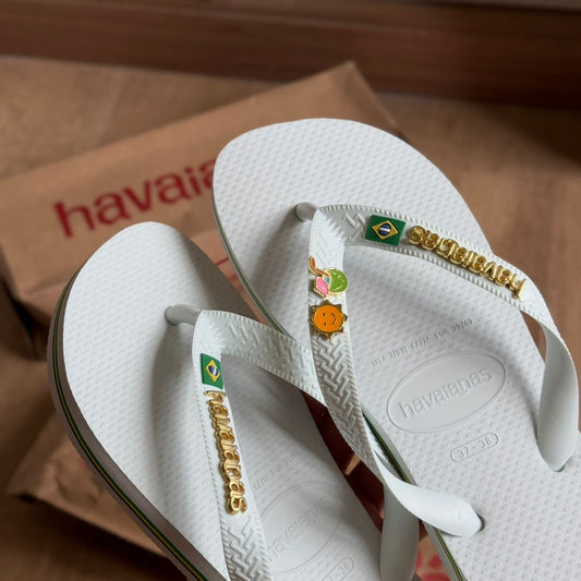 Havaianas Brasil + Placa Dourado + Pin Sol e Água de Coco