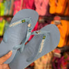 Havaianas Brasil + Placa Logo + Pin Sereia, Concha e Golfinho